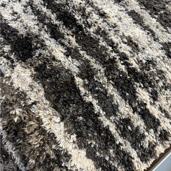 AREA RUG 5x7 - Picture 2 of 3